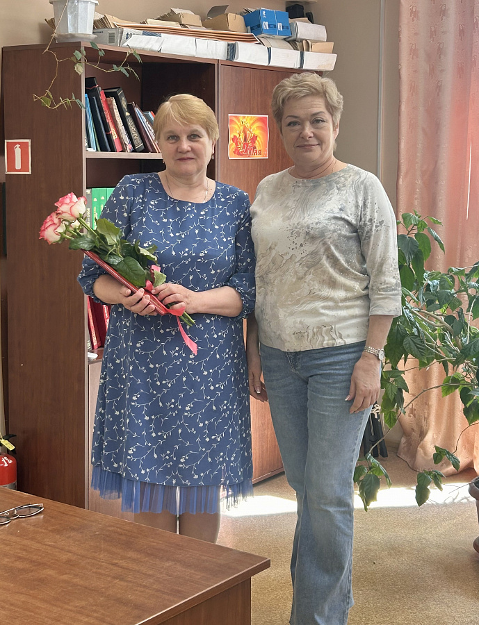 Архивисты поздравили с 60-летним юбилеем ведущего архивиста отдела обеспечения сохранности, государственного учета и страхового копирования документов ЦГА Республики Мордовия Тюрькину Валентину Михайловну