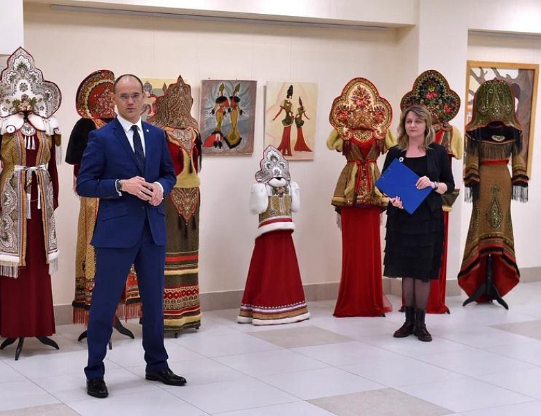 Сотрудники Центрального государственного архива Республики Мордовия посетили выставку работ студентов «Народный костюм как зеркало культуры» 