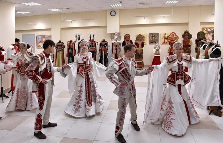Сотрудники Центрального государственного архива Республики Мордовия посетили выставку работ студентов «Народный костюм как зеркало культуры» 