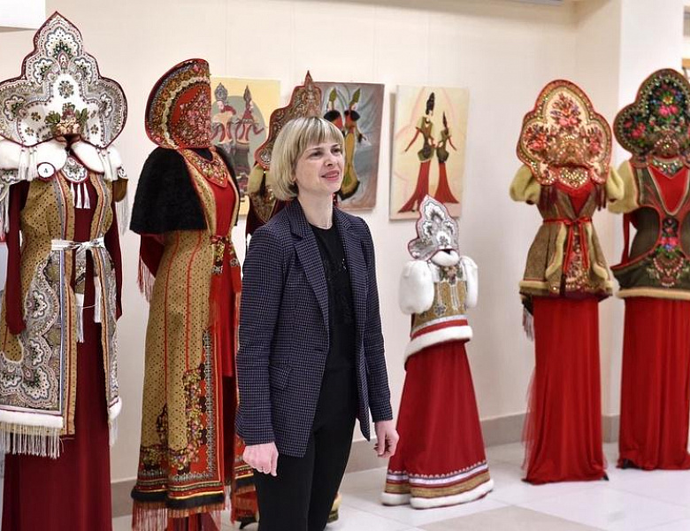 Сотрудники Центрального государственного архива Республики Мордовия посетили выставку работ студентов «Народный костюм как зеркало культуры» 