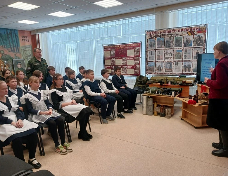 Архивисты для учащихся школ г. Саранска провели экскурсию по выставке «Непобедимый адмирал», посвященной святому праведному воину Ф.Ф. Ушакову