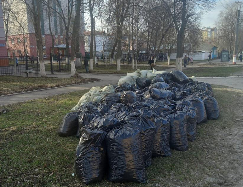 Архивисты Центрального государственного архива провели субботник по уборке своей территории 