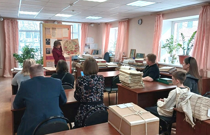 Для семей участников СВО архивисты провели экскурсию по архиву «Стены, хранящие историю» 