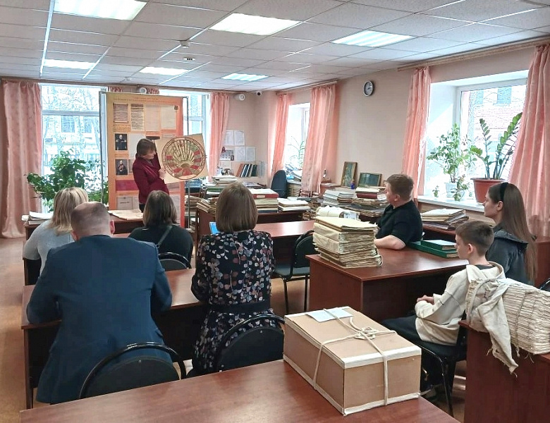 Для семей участников СВО архивисты провели экскурсию по архиву «Стены, хранящие историю» 