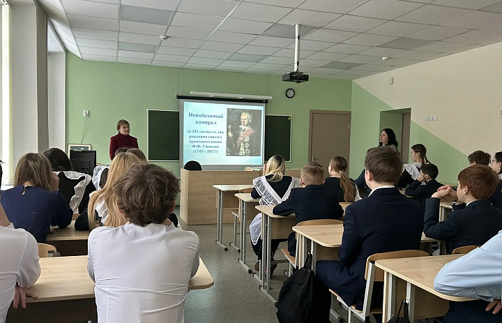Архивисты для учащихся школ г. Саранска провели экскурсию по выставке «Непобедимый адмирал», посвященной святому праведному воину Ф.Ф. Ушакову