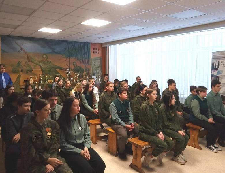 В средней общеобразовательной школе № 28 сотрудники Центрального государственного архива Республики Мордовия провели урок мужества, посвященный Дню Героев Отечества