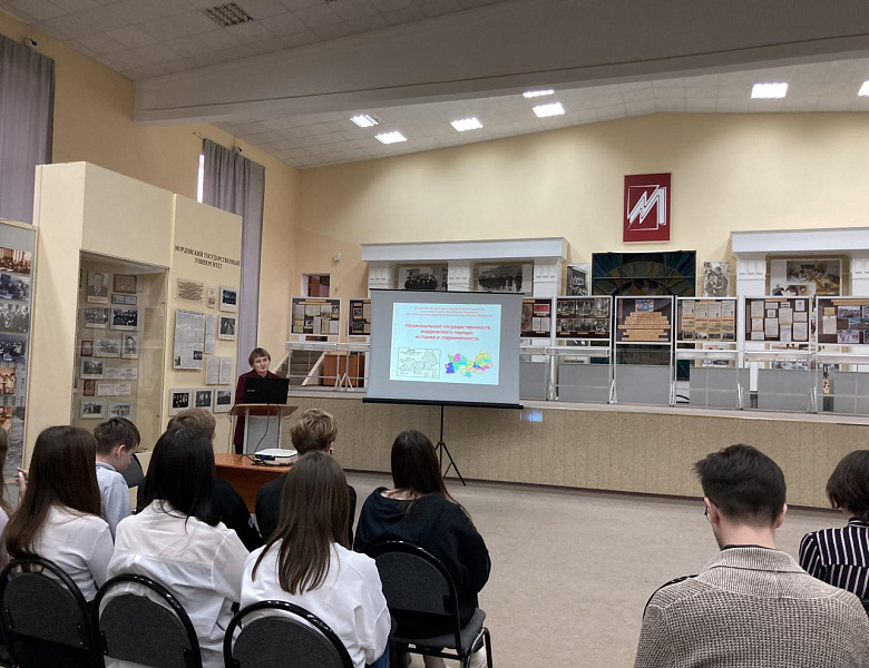 Сотрудники Центрального государственного архива Республики Мордовия в Музейном комплексе МГУ имени Н.П. Огарева провели экскурсии по выставке «Национальная государственность мордовского народа: история и современность»