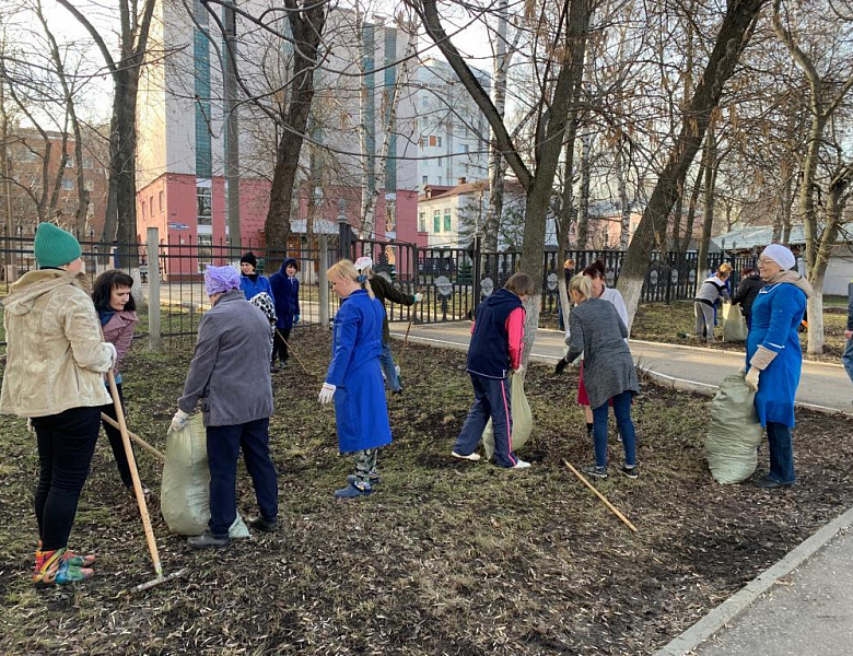Архивисты Центрального государственного архива провели субботник по уборке своей территории 